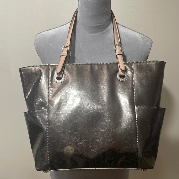 🎉2X Host Pick🎉 Large Michael Kors Metallic tote - Picture 2 of 9